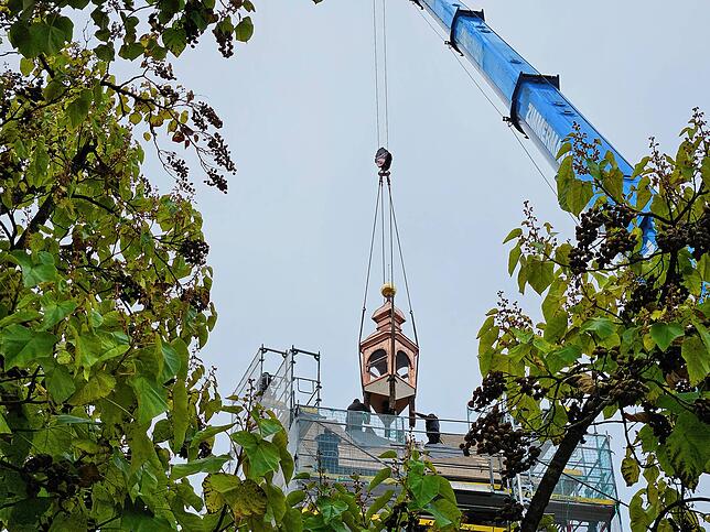 Bild 18: Das untere Tor hat einen neuen Glockenturm! Das sind die spektakulärsten Bilder der Montage