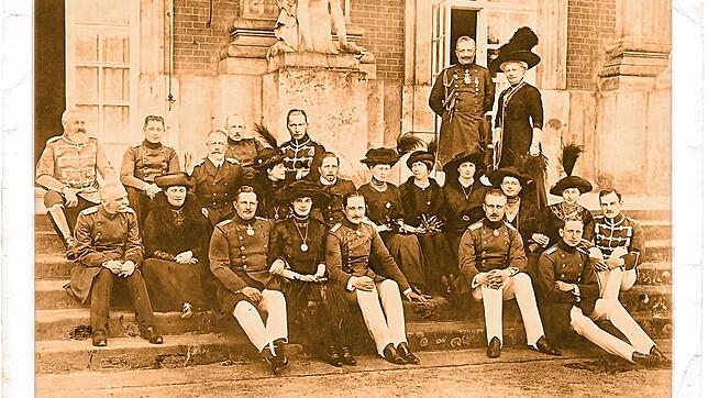 Kaiser Wilhelm II. (stehend) mit Gattin Auguste Victoria im Kreis seiner Familie, aufgenommen zum 25-jährigen Thronjubiläum im Juni 1913.
