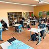 Die Klasse 10c der Realschule lernt mit ihrer Klassenlehrerin Carina Welle bei 1,50 Metern Sicherheitsabstand.