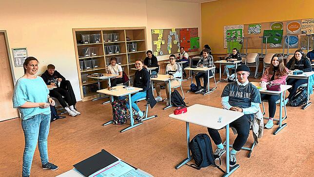 Die Klasse 10c der Realschule lernt mit ihrer Klassenlehrerin Carina Welle bei 1,50 Metern Sicherheitsabstand.
