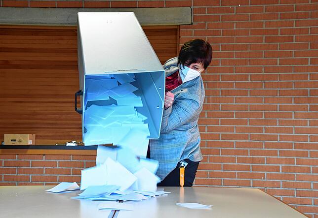 Kämmerin Gabriele Zimmer schüttet die Wahlurne aus, damit die Auszählung losgehen kann. Im Wahllokal im Nenzinger Rathaus haben 304 ...