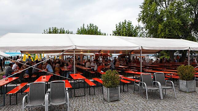 Bild 7: Endlich wieder Hafenfest! Trotz Wetterumschwung ist die Stimmung am ersten Tag hervorragend