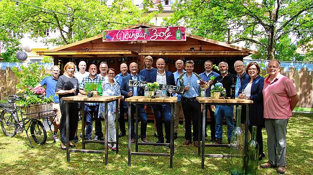 Neben den Organisatoren Frank Schuhwerk (dritter von links), Kay Brüggemann (vierter von links) und Tommy Spörrer (Mitte, hinten) sowie ...