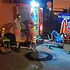 Mit der Rüttelplatte befestigen die Arbeiter den frischen Asphalt um den ausgetauschten Gullideckel herum.