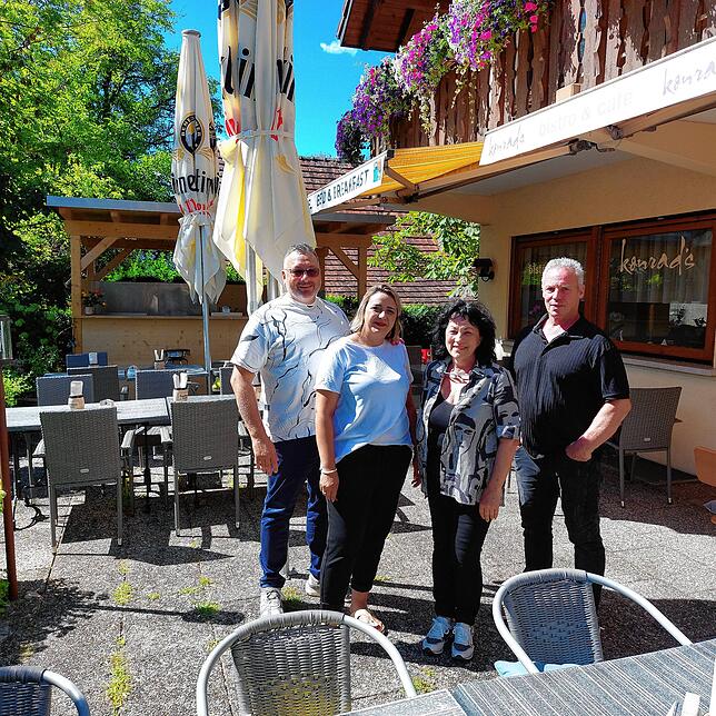 Sie haben ein gemeinsames neues Konzept für das Restaurant des Hotels Haus Rose (von links): die Eigentümer Stefan und Valbona ...