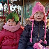 Amira, fünf Jahre, und ihr Bruder Nuri, drei Jahre, sind sich ziemlich sicher, dass an Weihnachten der Weihnachtsmann zu ihnen kommt.