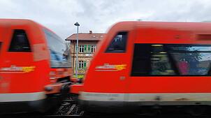 Ein Regionalzug, hier als Symbolbild, passiert den Haltepunkt der Bahn in Überlingen-Nußdorf. Auf der Strecke von Uhldingen Richtung ...