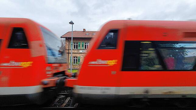 Ein Regionalzug, hier als Symbolbild, passiert den Haltepunkt der Bahn in Überlingen-Nußdorf. Auf der Strecke von Uhldingen Richtung ...