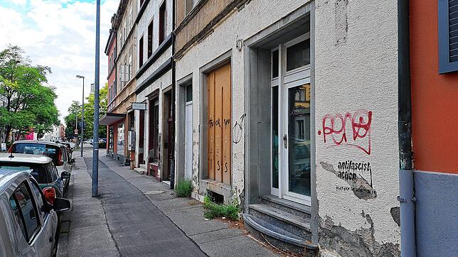 Das Haus in der Markgrafenstraße steht seit Jahren leer und verfällt zusehends. Nun sollte es eigentlich am Donnerstag, 15. August, den ...