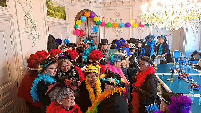 Ausgelassene Stimmung im Trausaal im Neuen Schloss.