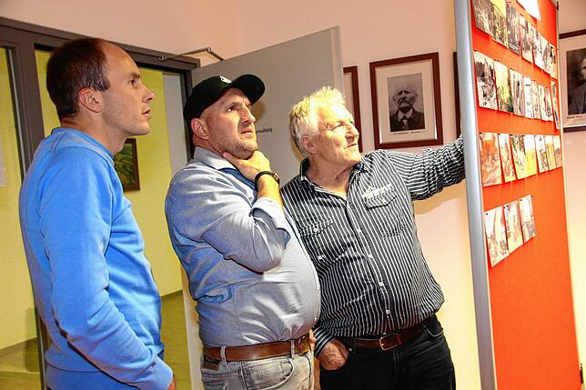Die Bilderausstellung mit vielen historischen Fotos sorgte auch bei Armin Irßlinger, Robert Boos und Hermann Henkel (von links) für ...