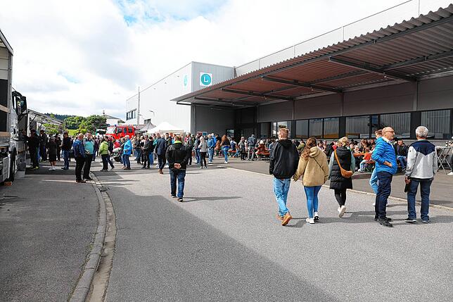 Vor der neuen Fertigungshalle des Unternehmens Langer, ein Anbieter von Kunststoff-Spritzgießlösungen, ist ein Verpflegungsschwerpunkt ...