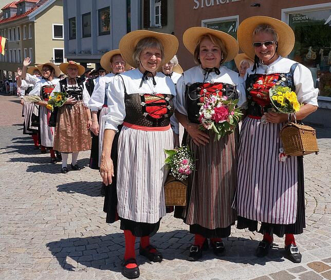 Mit Blumen: Rita Maximilian (Mitte) ist seit 60&nbsp;Jahren Mitglied des Tiengener Traditionsvereins.