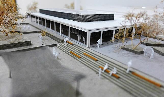 In einem komplett neu zu errichtenden Anbau (Modell: Plösser Architekten) soll es eine Aula für Veranstaltungen, gemeinsame Projekte und ...