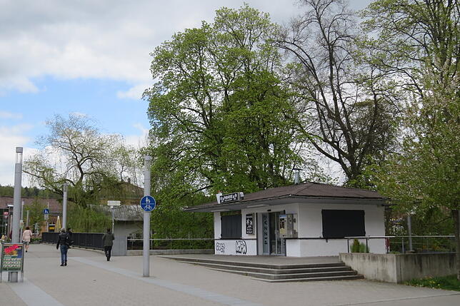 Der Imbiss liegt direkt am Weg zum Villinger Bahnhof.