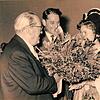 Beim Stadtjubiläum 1957 wird Hermann Burte (links) von Trachtenträgerin Hildegard Heger mit einem Blumenstrauß bedacht. In der Mitte ...