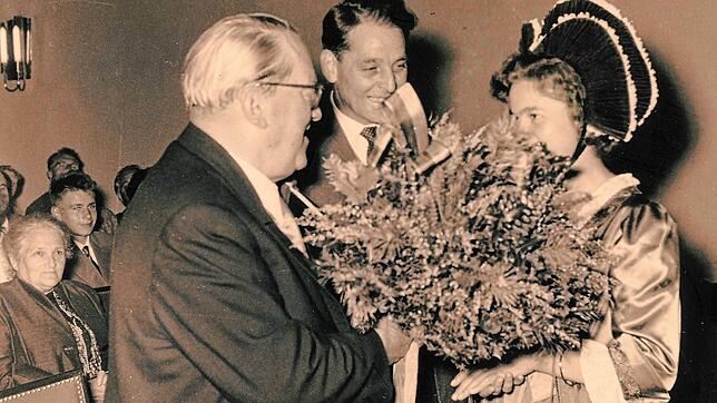 Beim Stadtjubiläum 1957 wird Hermann Burte (links) von Trachtenträgerin Hildegard Heger mit einem Blumenstrauß bedacht. In der Mitte ...