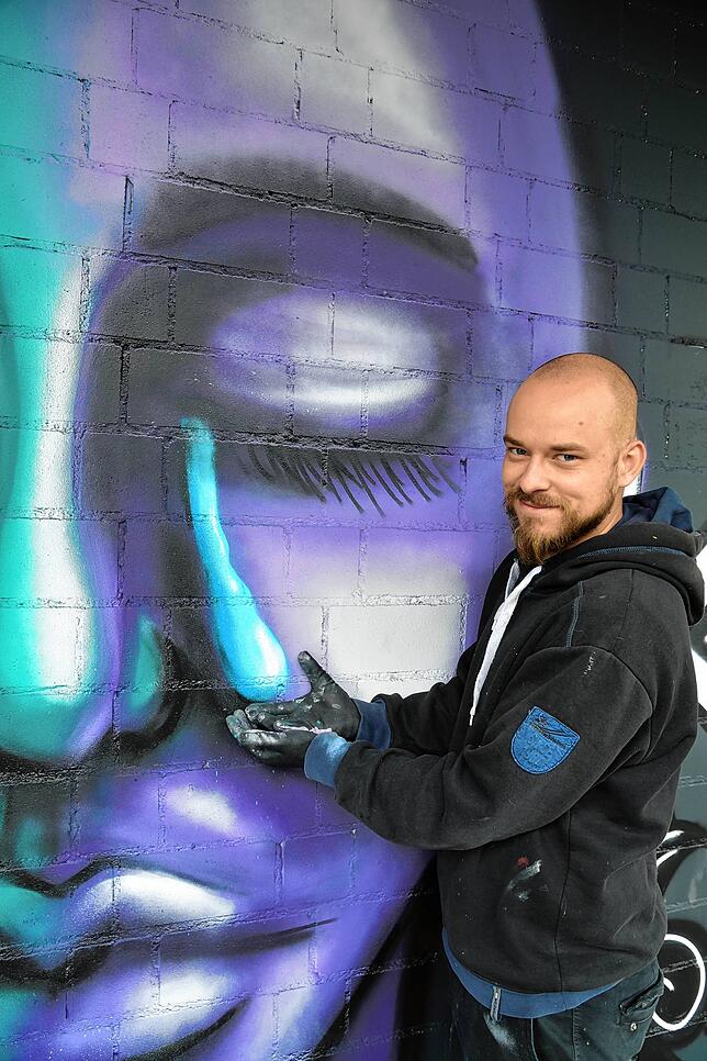 Symbolisch fängt Jonas Fehlinger eine Träne auf.