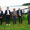 Sie freuen sich gemeinsam darüber, dass auf dem Tengener Berghof in Rekordzeit ein Solarpark genehmigt und erbaut wurde. Von links: Otto ...