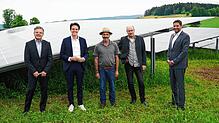 Sie freuen sich gemeinsam darüber, dass auf dem Tengener Berghof in Rekordzeit ein Solarpark genehmigt und erbaut wurde. Von links: Otto ...