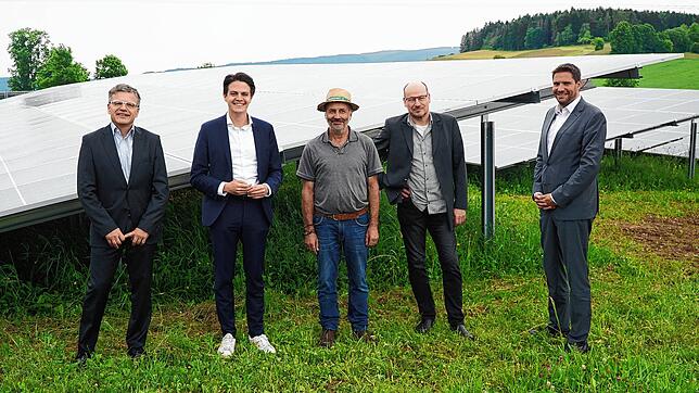 Sie freuen sich gemeinsam darüber, dass auf dem Tengener Berghof in Rekordzeit ein Solarpark genehmigt und erbaut wurde. Von links: Otto ...