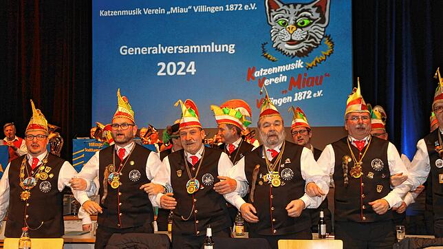Am Ende der Generalversammlung der Villinger Katzenmusik wird gesungen und geschunkelt &ndash; die Fasnet kann jetzt kommen, sind sich ...