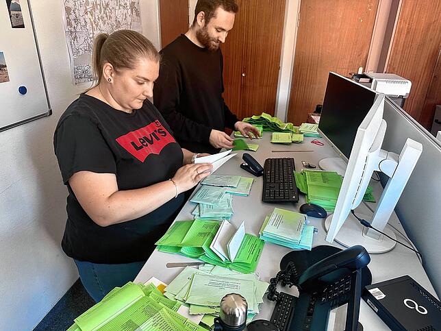 Zirka 550 Wahlhelfer zählten am Montag die Stimmen für die Wahl des Gemeinderats aus, darunter Vanessa Marcher und Robin Held.