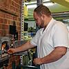 Dominik Pascht feuert den Holzofen an. Gegen 5.30 Uhr wird in der Bäckerei Hauff das Holzofenbrot gebacken.