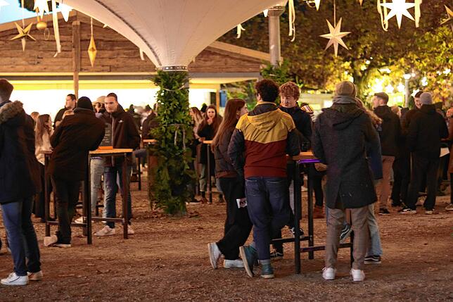 Und was darf am Ende eines Weihnachtsmarktrundgangs nicht fehlen? Na klar, eine heiße Tasse frischer Glühwein.