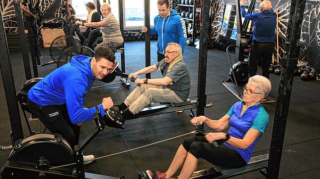 Voller Einsatz am Crossfit im Gesundheitsstudio Move: Das Bild zeigt im Vordergrund (von links) Studioleiter Daniel Rosenkranz, Dieter ...