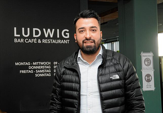 Hasanb Sakiz vom Bar-Café Ludwig sagt, er spüre einen leichten Anstieg der Umsätze seitdem die Sperrstundenverkürzung wieder ...
