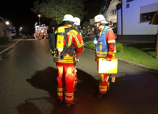 Ein Trupp unter schwerem Atemschutz bekommt Anweisungen vom Gruppenführer
