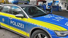Die Polizei stellt am Dienstagmittag einen Autofahrer fest, der von anderen Verkehrsteilnehmern wegen zu schnellen Fahrens und riskanten ...