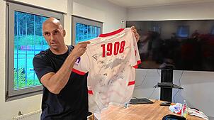 Ruwen Faller zu Besuch: Auch für den FC 08 Bad Säckingen gibt es ein RB Leipzig Trikot.