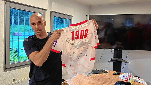 Ruwen Faller zu Besuch: Auch für den FC 08 Bad Säckingen gibt es ein RB Leipzig Trikot.