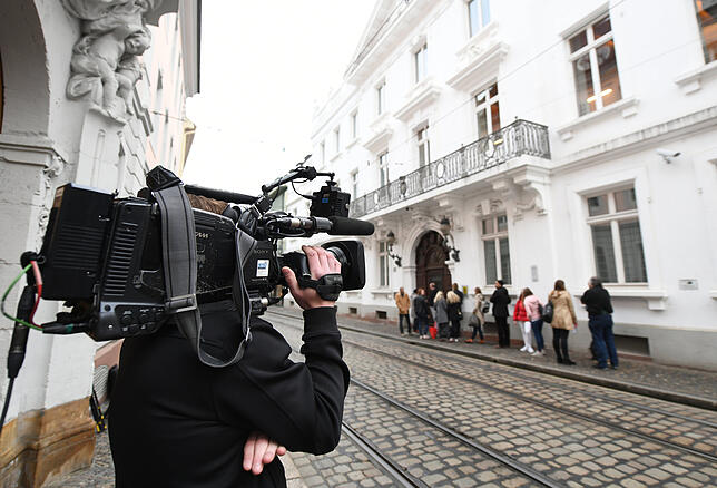 Erster Missbrauchsprozess in Freiburg Ein Kameramann steht vor dem Landgericht vor Beginn des ersten Prozesses wegen des jahrelangen Missbrauchs eines Jungen.
