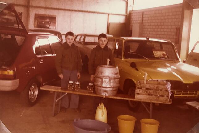 Die Zwillingsbrüder Hubertus (links) und Christoph Bartholomä als Kinder im Jahr 1978 in der elterlichen Autowerkstatt.