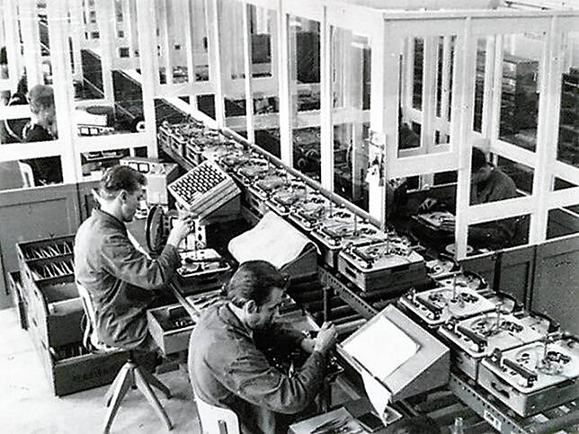 1962: In diesen Kabinen kontrollierten die Mitarbeiter den Plattenwechsler PW 1007 A. Ab August 1962 wurde dieser Typ in ...