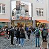 Anstehen vor dem Drogeriemarkt: Wie schon am Wochenende bilden sich auch am Montag vor dem Eingang zum Müllermarkt in Villingen immer ...