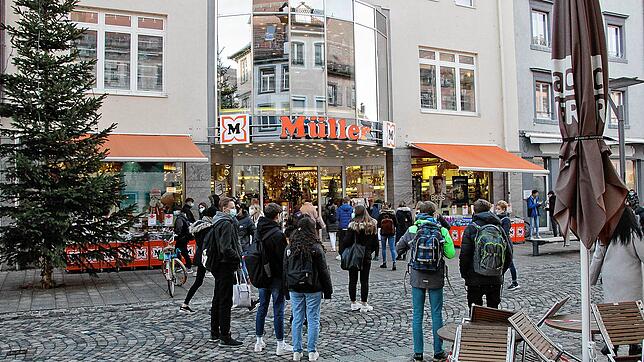 Anstehen vor dem Drogeriemarkt: Wie schon am Wochenende bilden sich auch am Montag vor dem Eingang zum Müllermarkt in Villingen immer ...