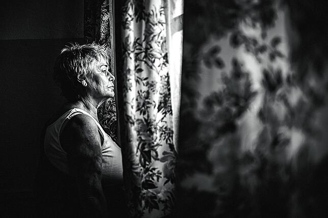 „Die einsame Frau am Fenster“: Eines der Bilder, das Susanne Hauser beim Shooting am meisten berührt hat. Weil es eines ist, ...