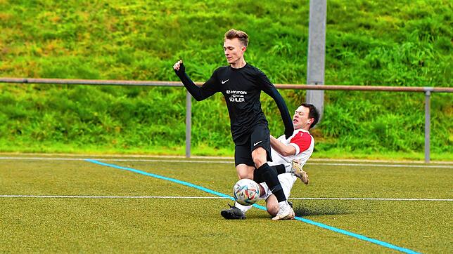 Führungstreffer: Philip Lehmann &ndash; hier im Spiel gegen den FC RW Weilheim gegen Florian Hiss &ndash; brachte die SG FC Wehr/Brennet ...