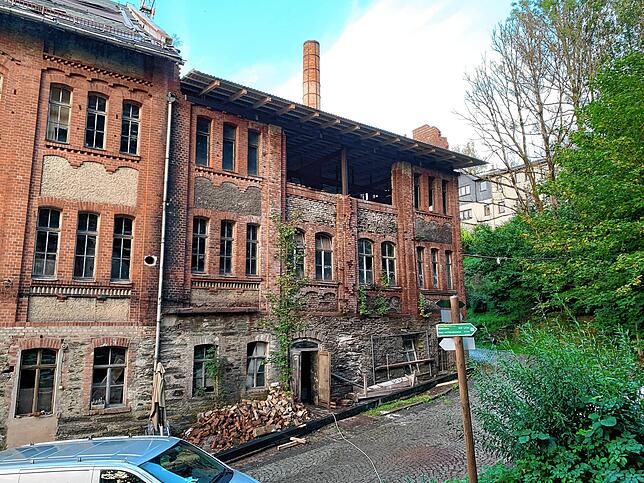 Auf dem rechten, ältesten Teil der Porzellanfabrik von 1891, ist jetzt ein neues Dach drauf. Der größere Teil links, der über vier ...