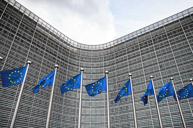 Zahlreiche Europaflaggen hängen vor dem Berlaymont-Gebäude in Brüssel. Hier hat die EU-Kommission ihren Sitz, einige Dienststellen ...