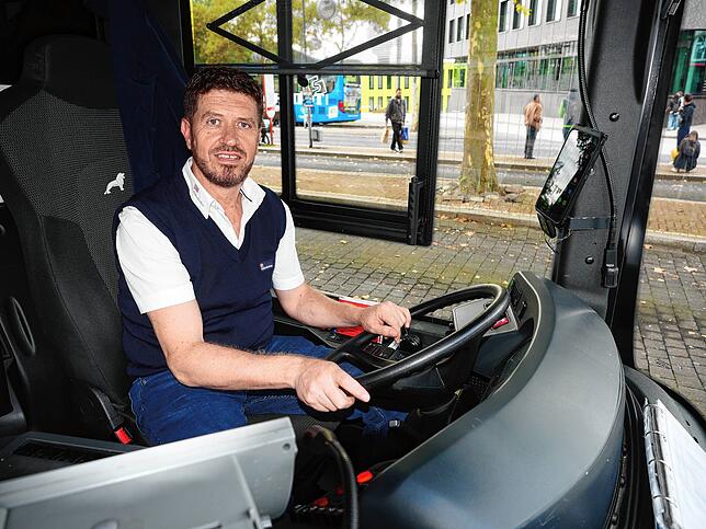 An Busfahrerinnen und Busfahrern fehlt es auch im Kreis Waldshut, Xhemali Shukolli aber ist einer.