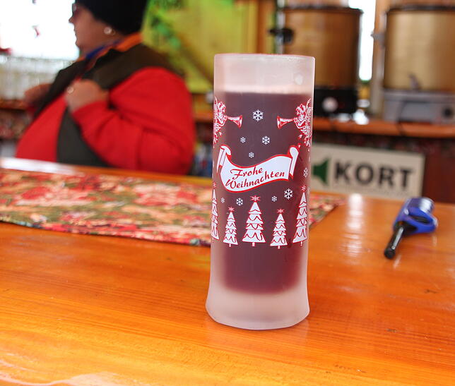 Bild 1: Wir haben auf dem Häfler Weihnachtsmarkt Alternativen zum Glühwein getestet: Lesen Sie hier unsere Tipps für einen heiß-fröhlichen Advent