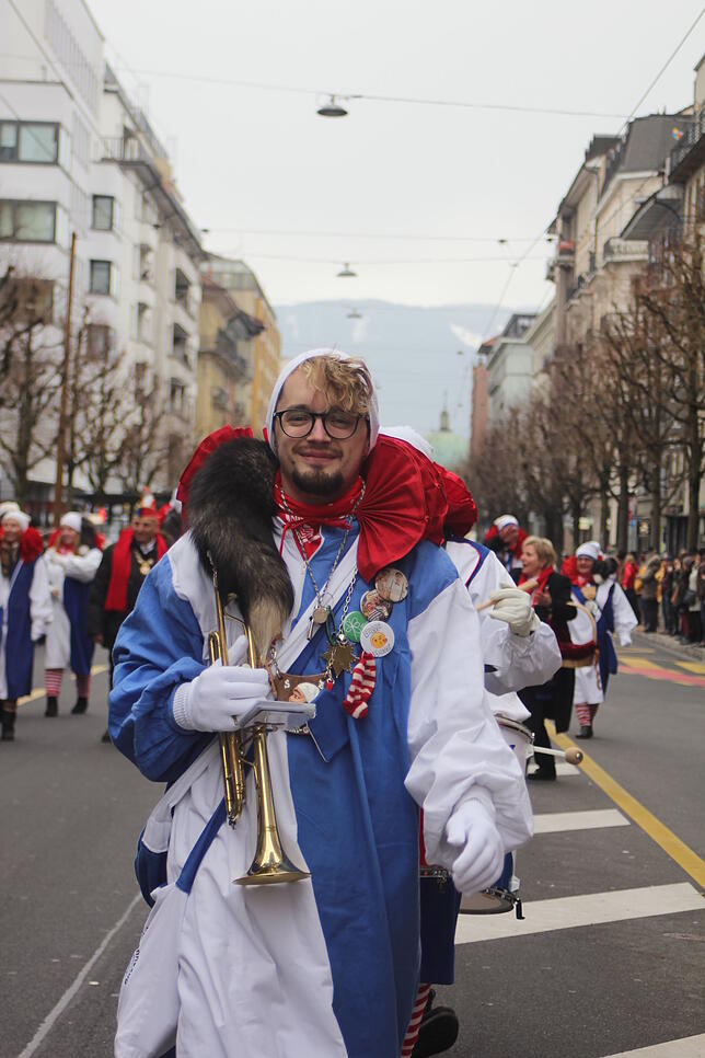 Bild 5: Hästräger und Guggenmusiker aus VS beim Narrentreffen in Fribourg am Sonntag (2)