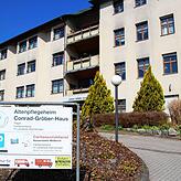 Der Altbau des Meßkircher Altenpflegeheims der Caritas steht jetzt leer. Der geplante Abriss des Gebäudes wurde verschoben, da der ...