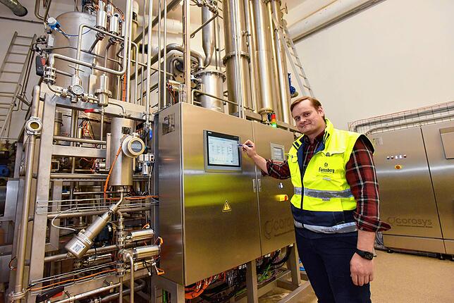Erste Station: Bernhard Neunhoeffer von der Donaueschinger Fürstenberg-Brauerei überwacht an der Entalkolisierungsanlage den ...