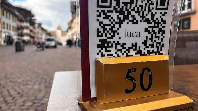 In diesem Lokal in der Waldshuter Kaiserstraße werden Gäste aufgefordert, sich mit der Luca-App selbst zu registrieren. Der ...